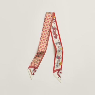 HERMES ツイリー　2本組　黄色緑系　馬車デザイン Twilly 《馬車の変遷》 - レッド | Hermès - エルメス-公式サイト